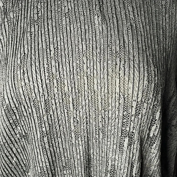 Full Circle Trends Women’s Black Sheer Turtleneck Ruffled Blouse Size 3X - Picture 5 of 9